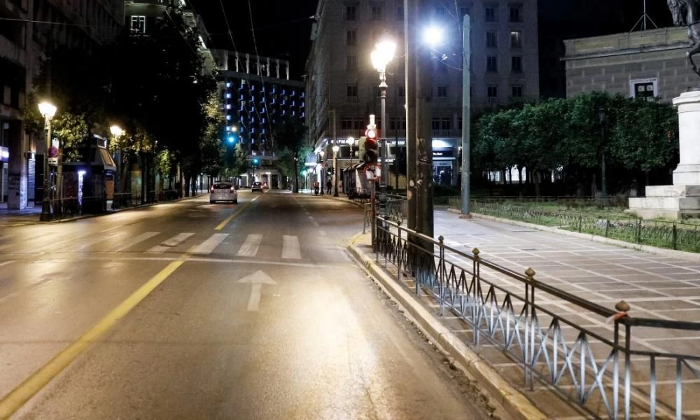 Ερήμωσαν οι δρόμοι μετά τις δωδεκάμισι σε Αθήνα και Θεσσαλονίκη